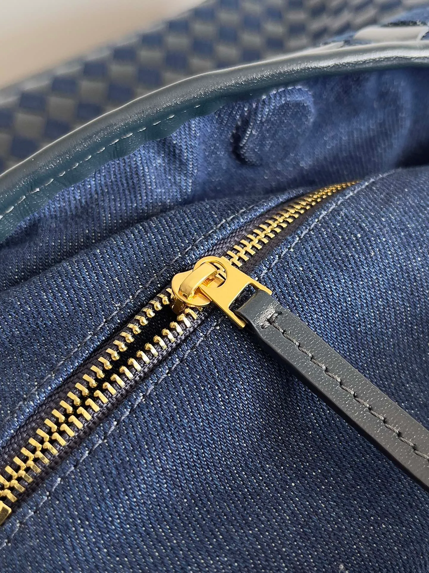 Batch 2240 Different colors collide with different sparks, and different materials collide with layers and designs. BOTTEGA VENETA Large HOP is on the list of retro denim series. The stiffness of denim is matched with soft leather. Fashion has no standards. Innovation is progress. Hop and retro denim are a combination of classics and individuality. They are casual, lazy and unique. The large capacity is too friendly for summer. Freeing up hands in sultry weather is people's biggest need. Style number: 795949 Size: 54*24*13cm